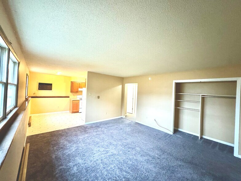 More Photos Of 414 7th St SE, Oelwein Apartments For Sale