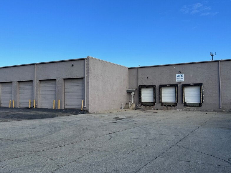 More Photos Of 35901 Veronica St, Livonia Warehouse For Lease