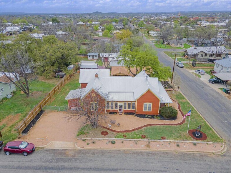 More Photos Of 1307 Wright St, Llano Freestanding For Sale