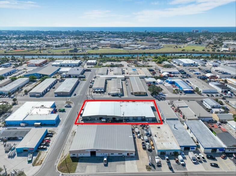 More Photos Of 249-261 Warfield Ave, Venice Service For Lease