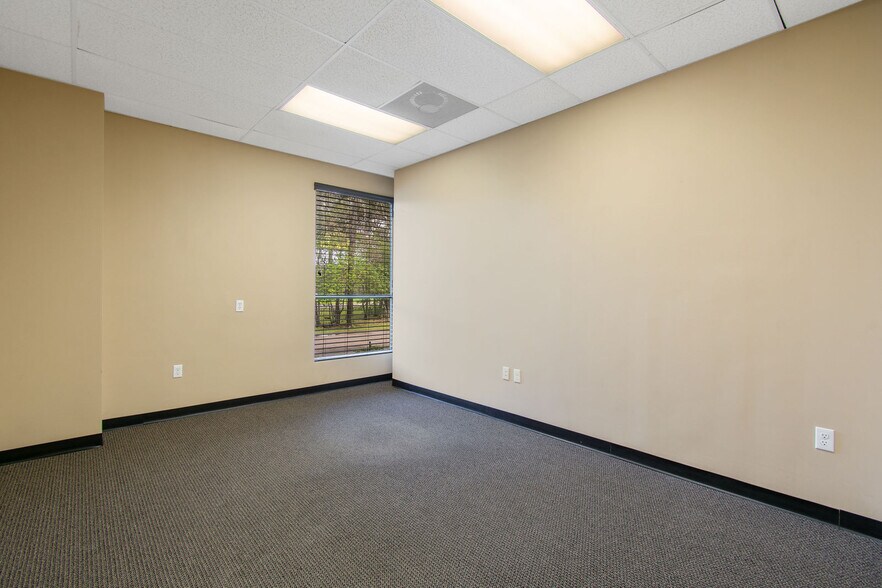 More Photos Of 21755 N I-45 Fwy, Spring Flex For Sale