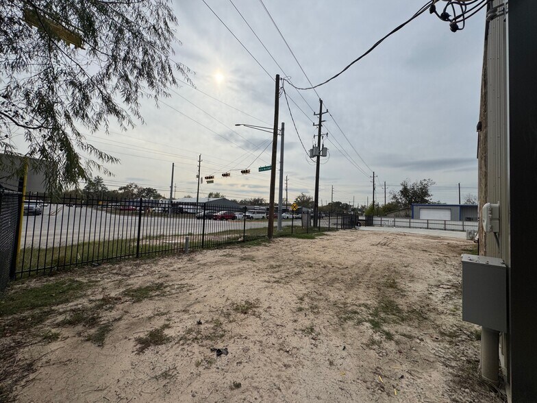 More Photos Of 121 Goedecke Rd, Spring Office For Lease