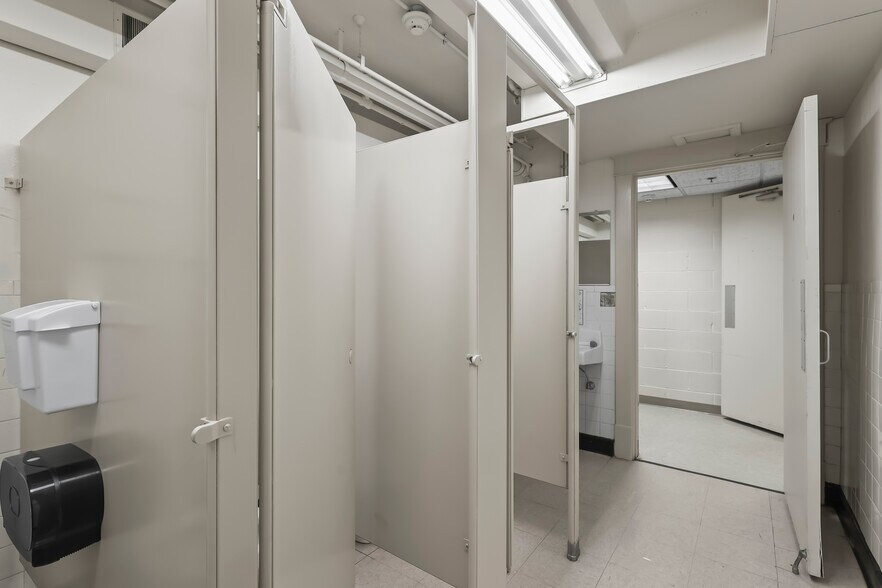 More Photos Of 1631 Main St, Niagara Falls Industrial For Sale