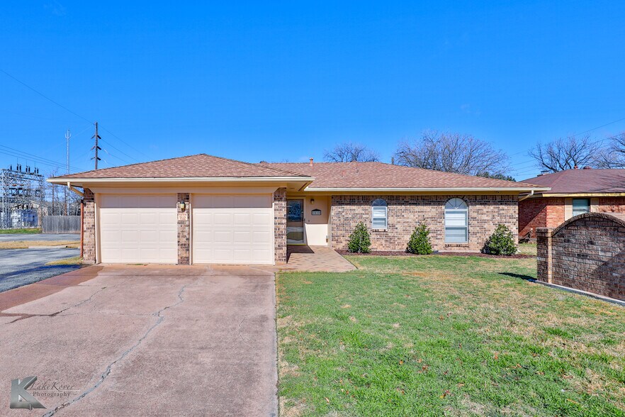 More Photos Of 2810 S 27th St, Abilene Office For Sale