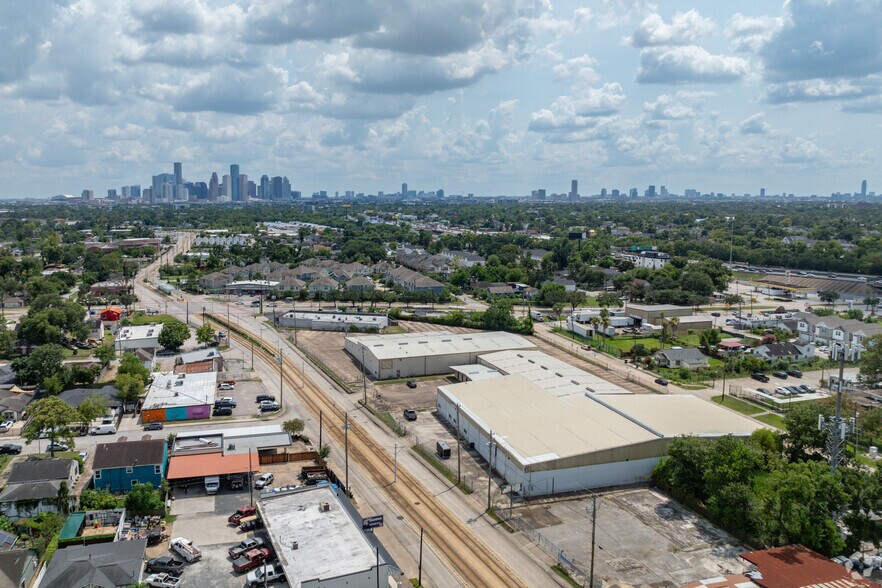 More Photos Of 4909 Fulton St, Houston Warehouse For Sale
