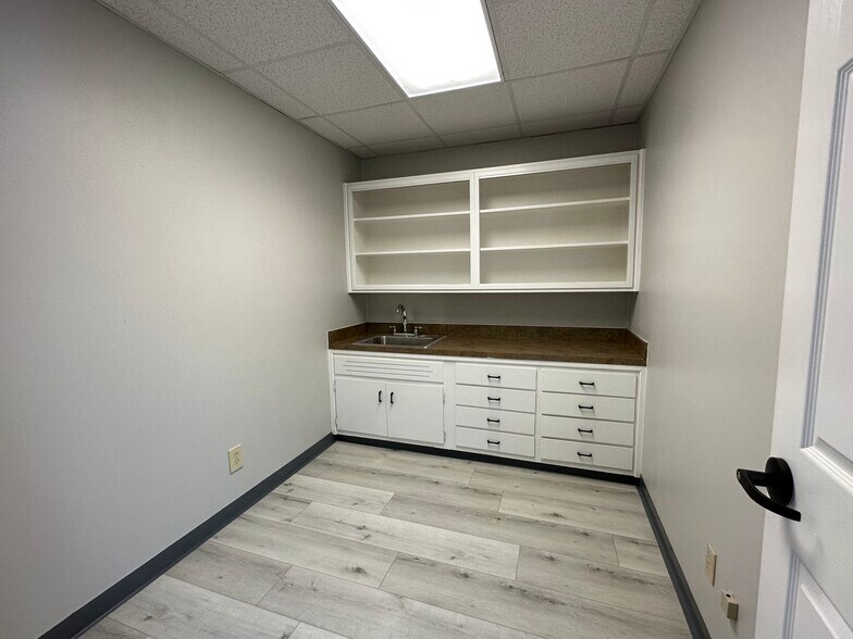 More Photos Of 1401 Applewood Dr, Dalton Medical For Lease