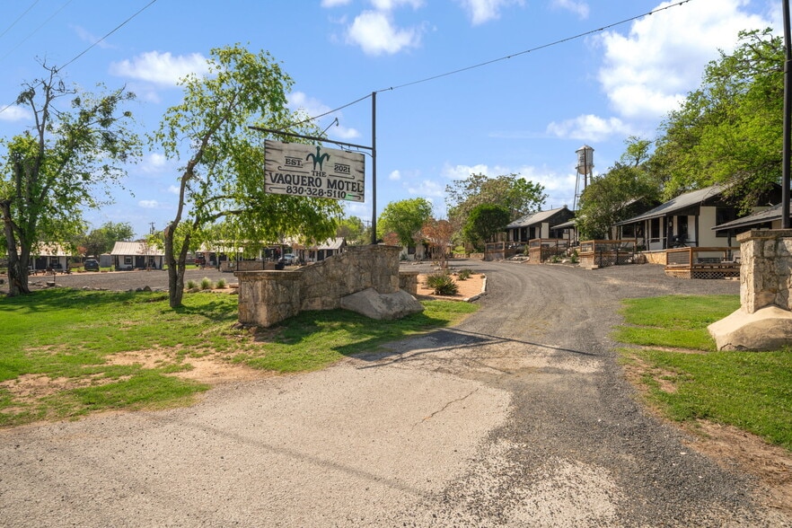 More Photos Of 1103 Maple St, Bandera Hotel For Sale