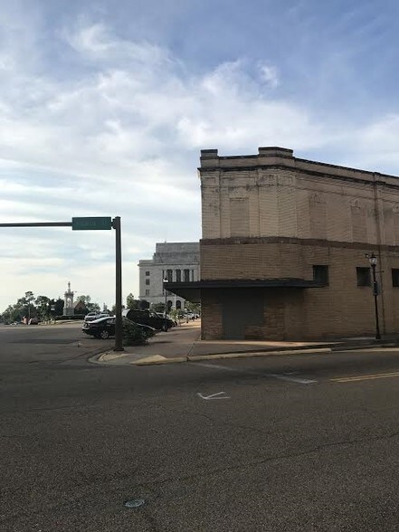 More Photos Of 406 N State Line Ave, Texarkana Storefront Retail Residential For Lease