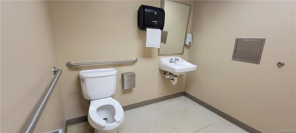 More Photos Of 5879 Snyder Dr, Lockport Medical For Sale