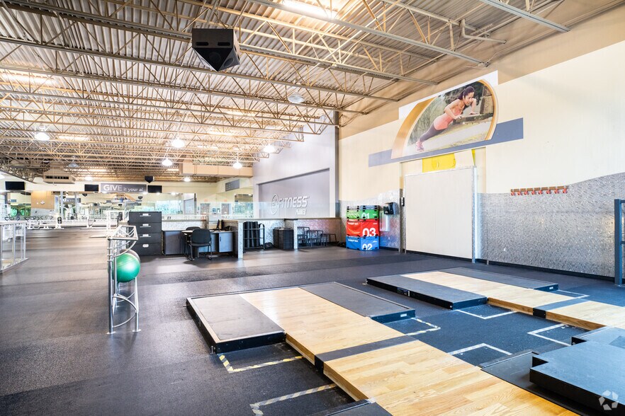 More Photos Of 12400 N Interstate 35, Austin Veterinarian Kennel For Sale