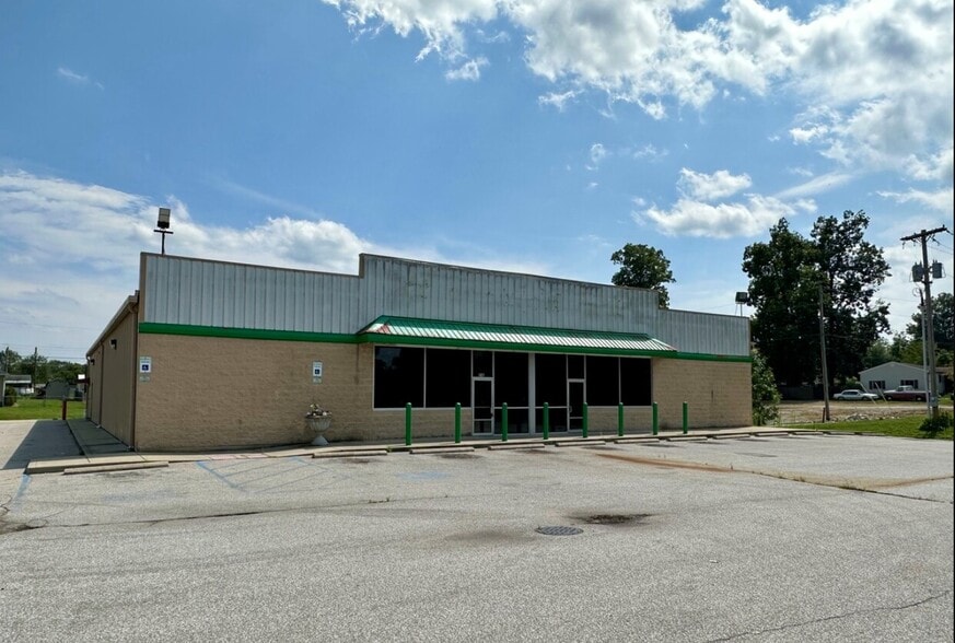 More Photos Of 216 Colonels Way W, Henryville Freestanding For Sale