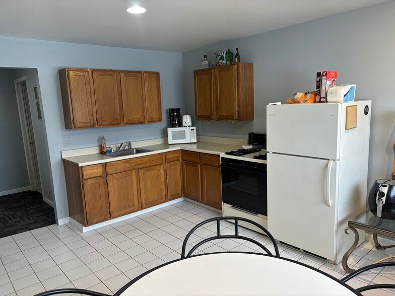 More Photos Of 13417 E 8 Mile Rd, Warren Warehouse For Lease