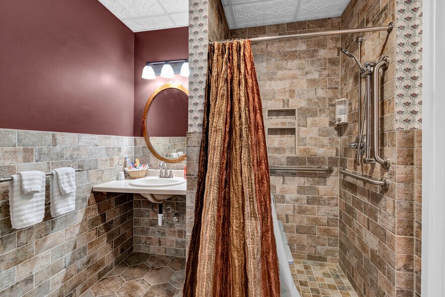 More Photos Of 2200 W Memorial Dr, Janesville Hospitality For Sale