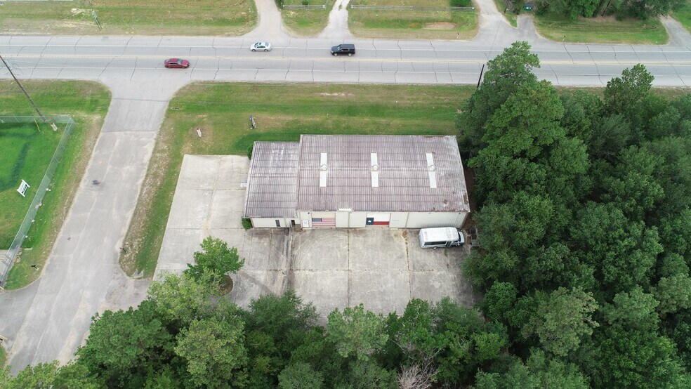 More Photos Of 262 Beach Airport Rd, Conroe Warehouse For Sale