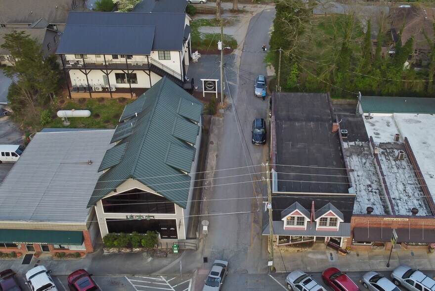 More Photos Of 118 Oak Crescent Cir, Clayton Hotel For Sale