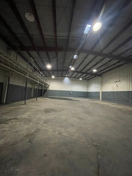 More Photos Of 2010 Democrat St, Honolulu Warehouse For Lease