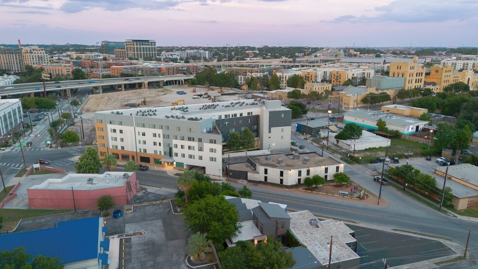 More Photos Of 915 Dallas St, San Antonio Flex For Lease