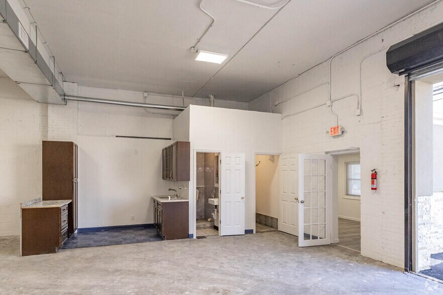 More Photos Of 700 Summa Ave, Westbury Distribution For Lease
