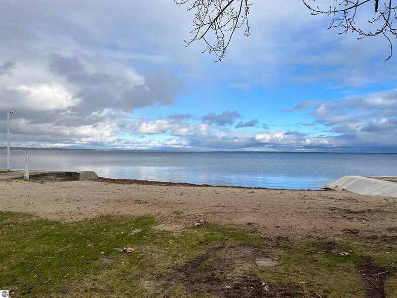 More Photos Of 10360 West Shore Dr, Houghton Lake Hospitality For Sale