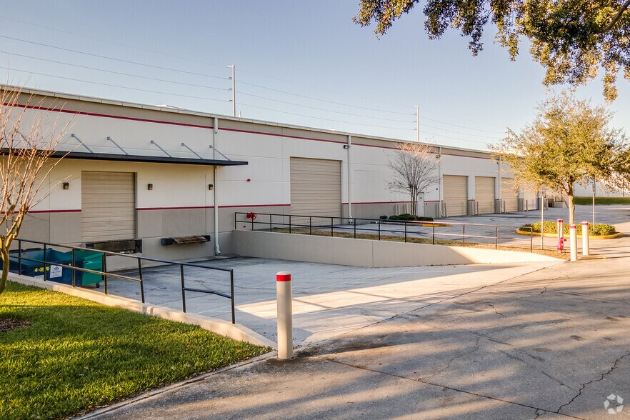 More Photos Of 33 W Pineloch Ave, Orlando Warehouse For Lease