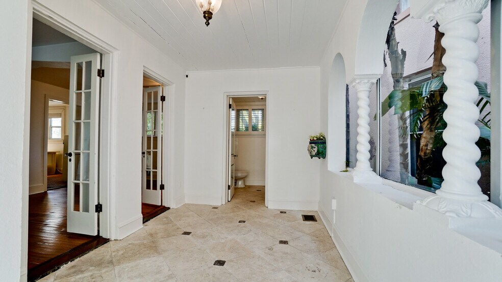 More Photos Of 1215 N Palm Ave, Sarasota Office For Sale