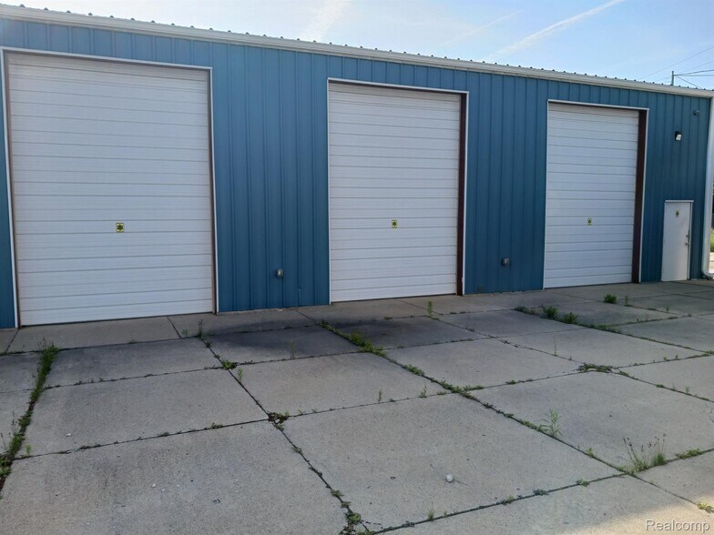 More Photos Of 15921 W 8 Mile Rd, Detroit Flex For Sale