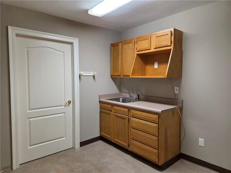 More Photos Of 1065 Muller Pky, Westwego Office For Sale