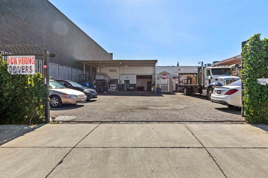 More Photos Of 11834-11836 Vose St, North Hollywood Warehouse For Lease