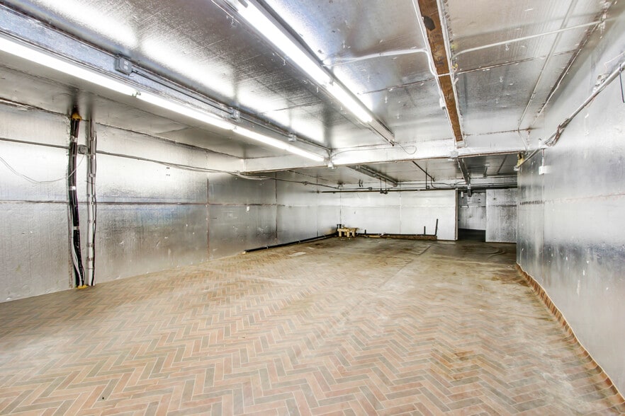 More Photos Of 21352 Nordhoff St, Chatsworth Light Manufacturing For Sale
