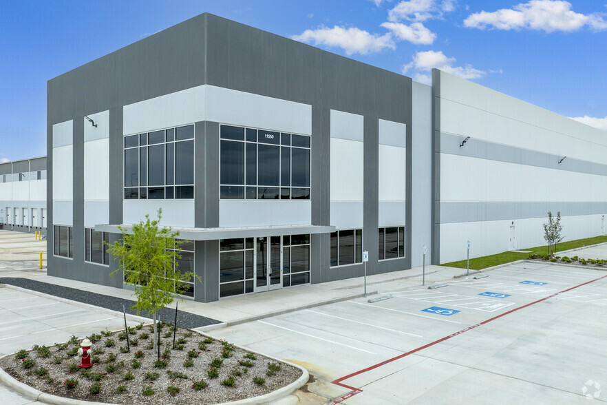 Primary Photo Of 11550 Spectrum Blvd, Pearland Distribution For Lease