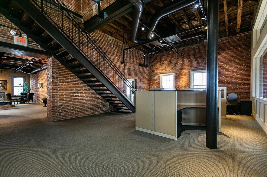 More Photos Of 600 Star Brewery Dr, Dubuque Office For Lease