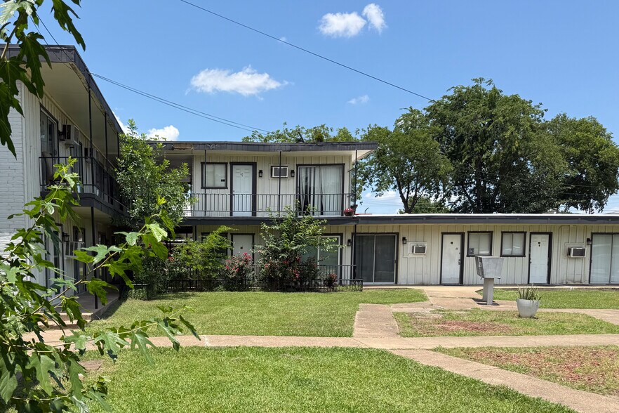 More Photos Of 1234 Templecliff Dr, Dallas Apartments For Sale