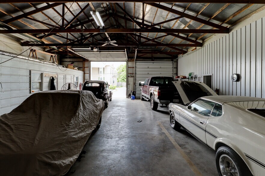 More Photos Of 206 & 208 S Meridian St, Washington Office For Sale