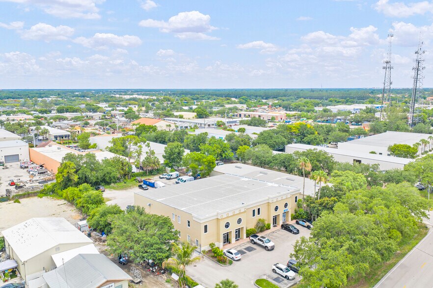 More Photos Of 5780 Taylor Rd, Naples Showroom For Sale