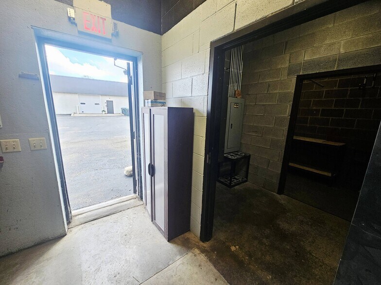 More Photos Of 1803 W Purdue Ave, Muncie Warehouse For Lease