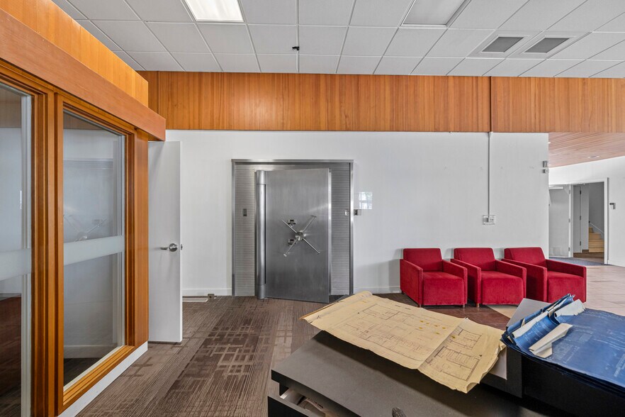 More Photos Of 501 N Olympic Ave, Arlington Bank For Lease