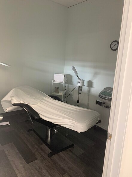 More Photos Of 3131 27th St NE, Calgary Storefront For Sale