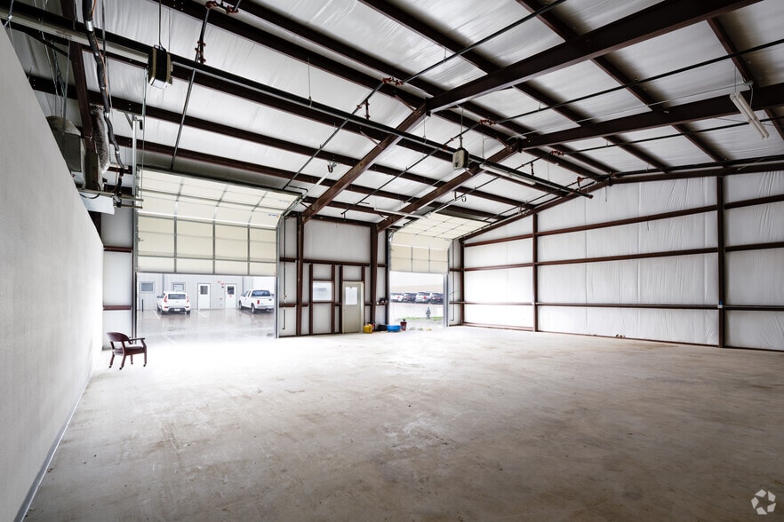 More Photos Of 901 Eight Twenty Blvd, Fort Worth Warehouse For Lease