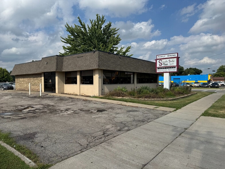 Primary Photo Of 2769 E 9 Mile Rd, Warren Restaurant For Sale