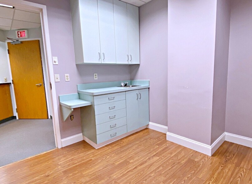 More Photos Of 3 Woodland Rd, Stoneham Medical For Lease