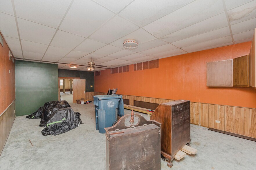 More Photos Of 110 N Poplar St, Hutchinson Warehouse For Sale