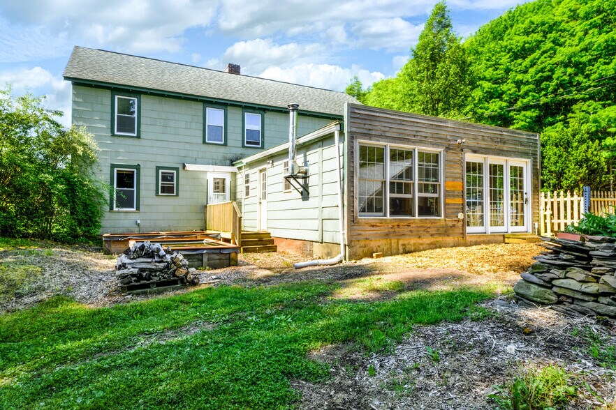 More Photos Of 265 Main St, Delhi Garden Center For Sale