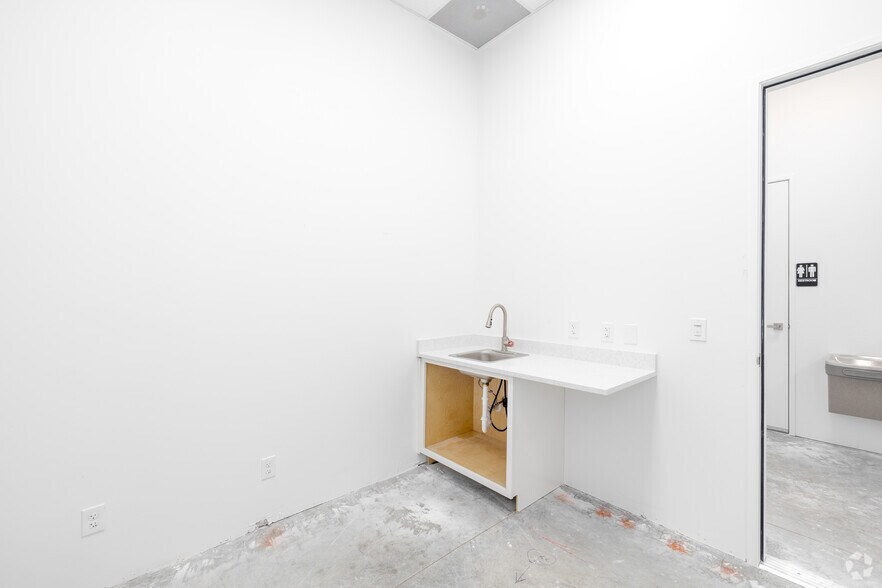 More Photos Of 14210 Metropolis Ave, Fort Myers Office For Lease