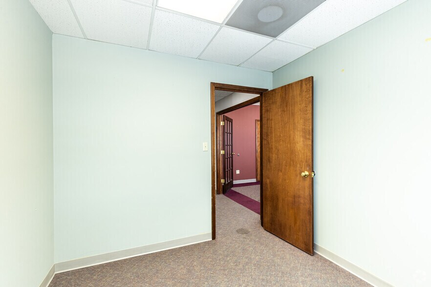 More Photos Of 3737 S Elizabeth St, Independence Office For Lease