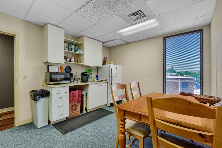 More Photos Of 425 N Highland Ave, Sherman Medical For Sale