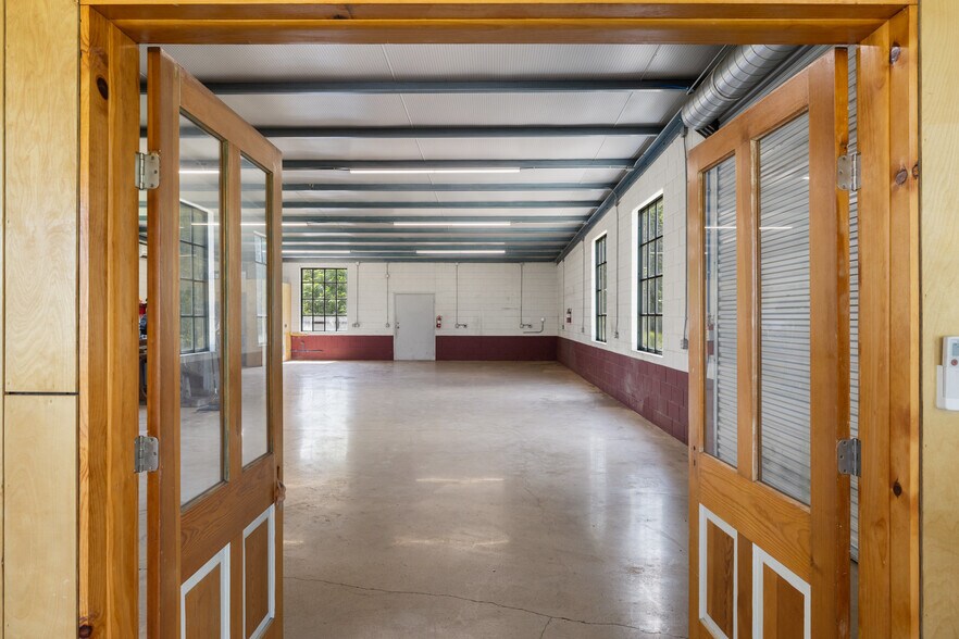 More Photos Of 404 Nugent ave, Johnson City Flex For Sale