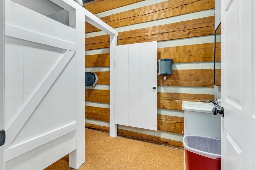 More Photos Of 207 Highway 96 N, Fairview Showroom For Sale