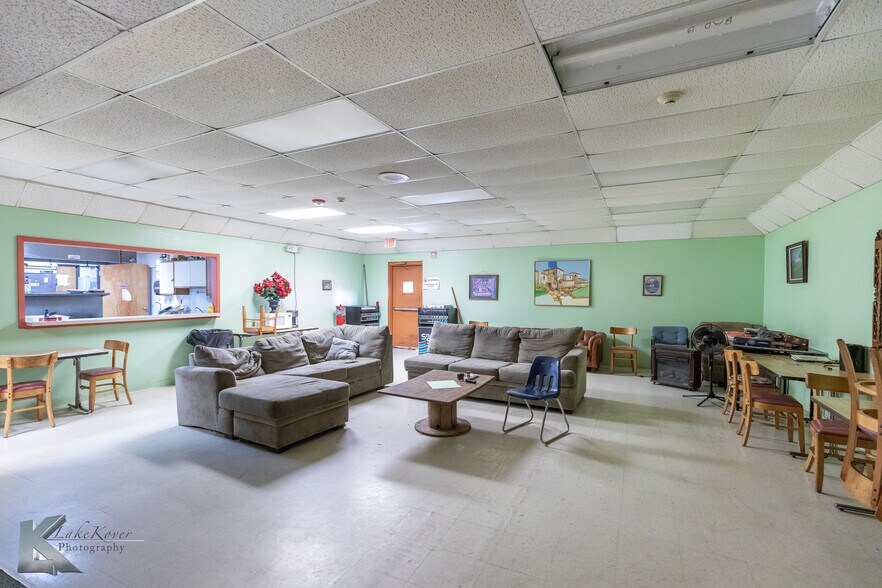 More Photos Of 1109 Oak St, Abilene Shelter For Sale