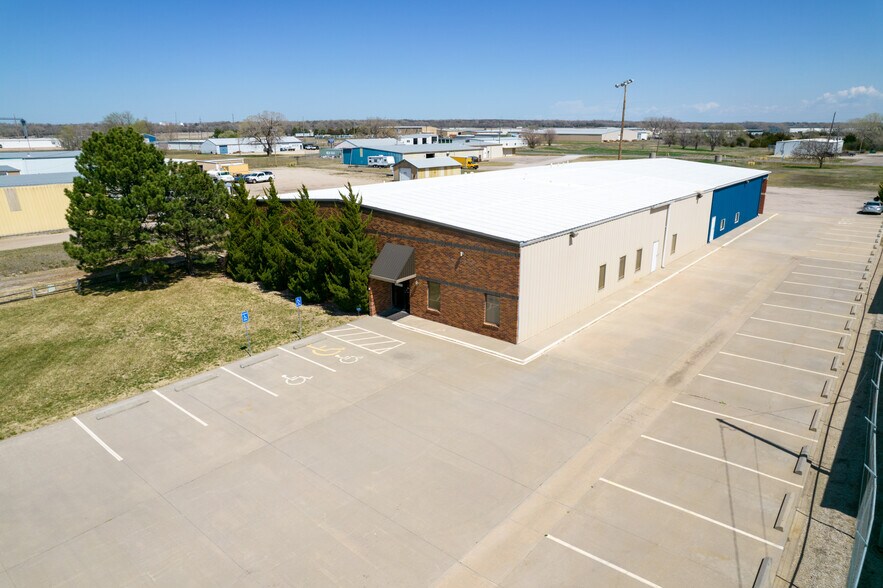 More Photos Of 1302 N Grand St, Hutchinson Flex For Lease