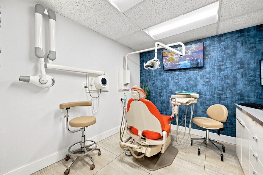 More Photos Of 610-618 NE 124th St, North Miami Office For Sale
